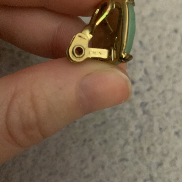 Vintage Monet Large jade Crystal clip on Earrings in gold tone, Monet stamped - Picture 3 of 5